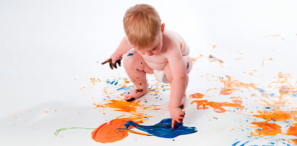 Bebé de 18 meses jugando con pinturas