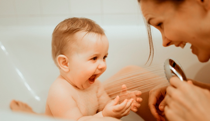 Aprende cómo cuidar a un bebé durante su baño