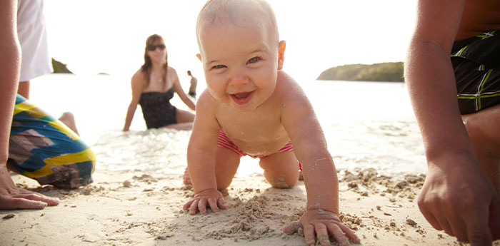 Elementos del bebé en la playa que no pueden faltar