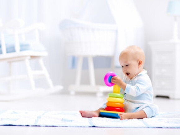 bebé jugando con pirámide de juguete
