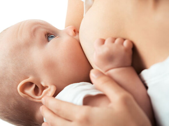 Bebé tomando leche materna.