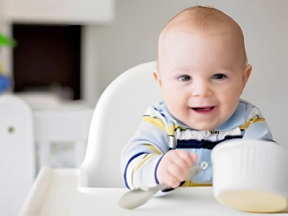 Bebé sentado jugando con un plato