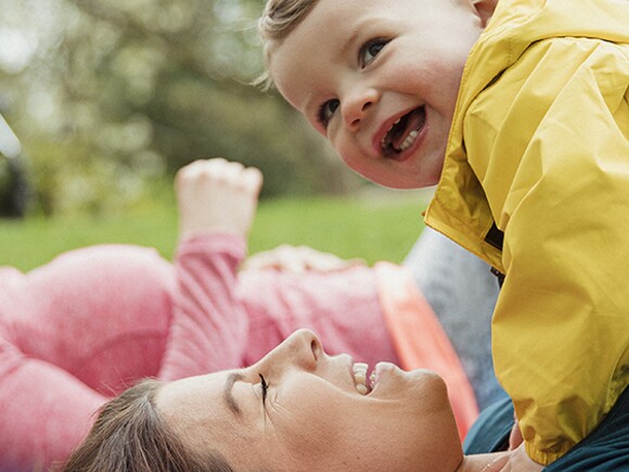 Ejercicios con niños pequeños: Trucos inteligentes para mamá en medio de una vida agitada