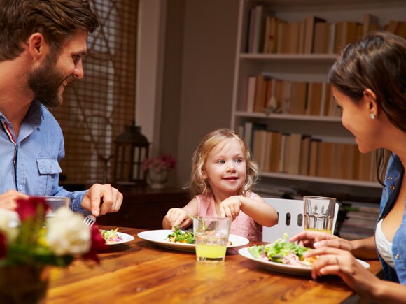 A medida que los niños comienzan a comer, compartiendo la mesa familiar, su alimentación es el reflejo de lo que consumen sus hermanos mayores y  los adultos que viven con él