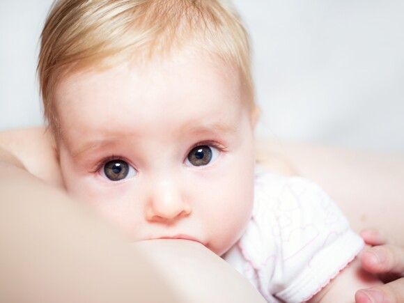 La proteína presente en la leche materna es uno de los nutrientes más importantes para los bebés