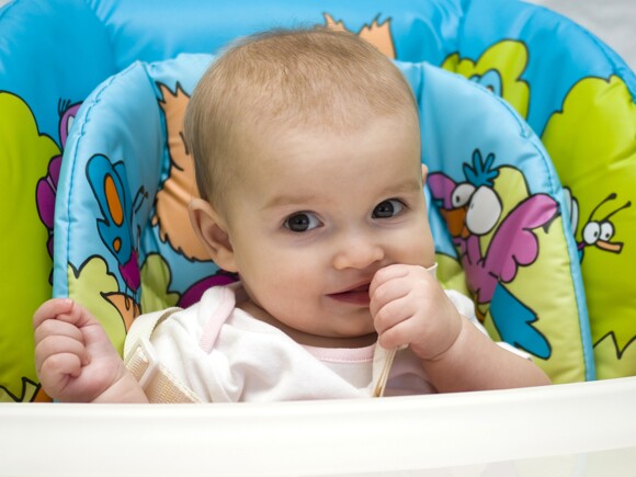 Después de los 6 meses de edad, la leche materna sola no es suficiente para satisfacer los requisitos alimenticios totales de tu bebé en desarrollo.