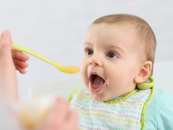 Las señales de hambre y satisfacción de tu bebé de 6 a 12 meses de edad