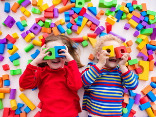 Niños jugando con bloques de colores
