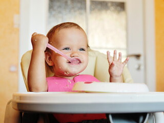 Bebé comiendo cereal NESTUM Arroz