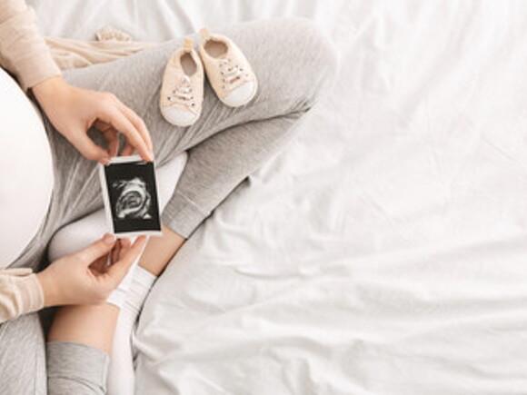 Mujer embarazada con foto de ultrasonido