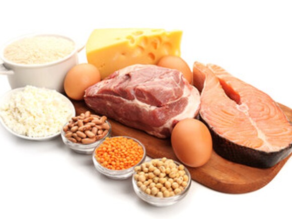 Alimentos ricos en proteína en un fondo blanco