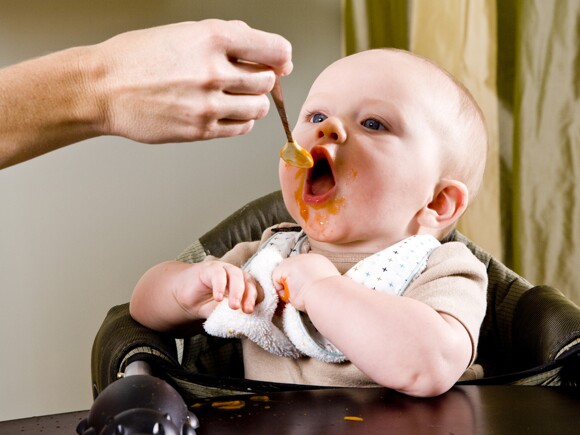 Tu guía para comenzar a darle a tu bebé alimentos sólidos