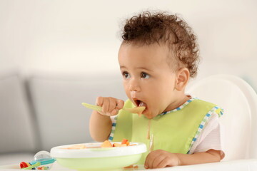 Bebé comiendo solo fruta en puré