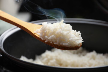 Cuchara de madera sacando arroz de una olla