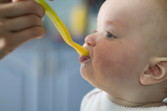 Bebé comiendo pequeñas cantidades