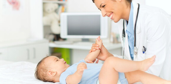 Doctora revisando al bebé