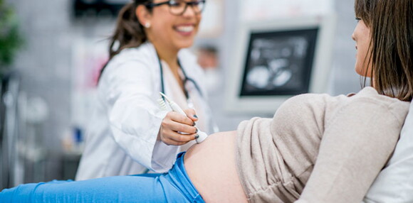 Mujer embarazada visita al médico.
