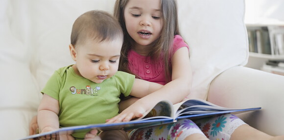 Niños leyendo fábulas cortas.